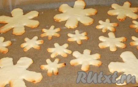 Как только края печенюшек начнут румяниться, вытащить печенье из духовки.