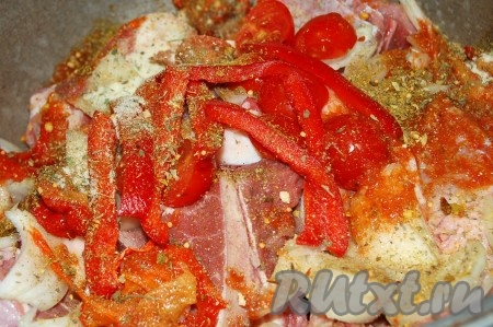 Затем добавить нарезанный сладкий перец, соль, перец, специи.