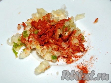 Отдельно смешать растертый чеснок и острый красный перец.