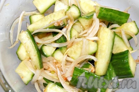 Раскалить кунжутное масло на маленькой сковородке и раскаленное масло влить на смесь острого перца с чесноком. Размешать.