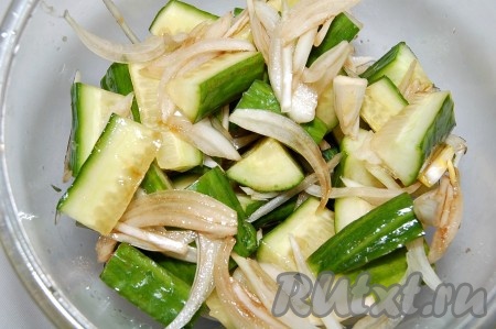 Теперь добавить соевый соус, уксус и сахар, если вы решили делать с сахаром (я делаю без сахара).
