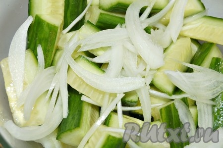 Через 30 минут слить образовавшуюся жидкость, добавить репчатый лук, нарезанный тонкими пластинками (если вы делаете с луком).