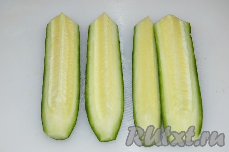 Огурцы сначала нарезать вдоль на четвертинки.