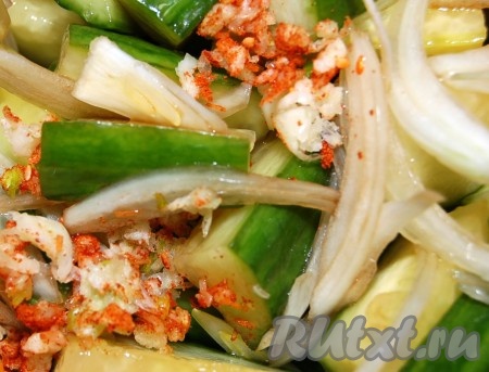 Добавить полученную смесь  к огурцам.