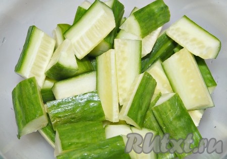 Можно еще вдоль нарезать огурцы, затем поперек, длиной около 3 см, сложить нарезанные огурцы в миску, добавить соль, размешать и оставить на 30 минут.