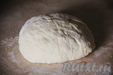 В конце досыпаем остатки муки и замешиваем мягкое, не забитое тесто.
