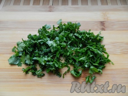 Петрушку вымыть и мелко нарезать.