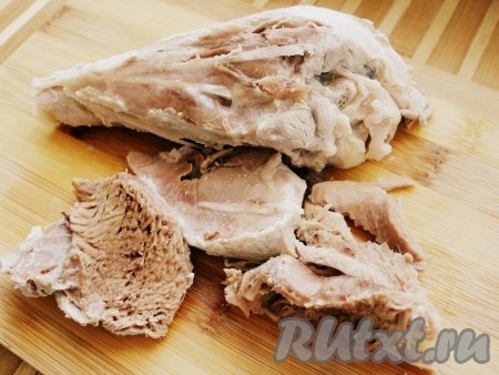 Картофель очистить и нарезать кубиками. Из бульона достать сварившееся мясо, отделить мясо от кости, нарезать небольшими кусочками и вернуть в бульон. Добавить картофель, соль, специи, довести до кипения, варить до полуготовности картофеля.