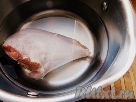 Голень индейки вымыть, положить в кастрюлю, залить двумя литрами воды и поставить варить. Когда вода закипит, снять пену, уменьшить огонь и варить 1 час.
