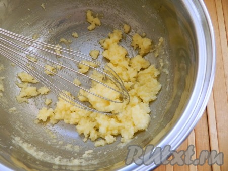 Приготовить сливочный крем. Для этого масло растопить, остудить и смешать с сахарной пудрой.