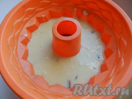 Тесто выложить в форму для выпечки и поставить в духовку при температуре 190 градусов на 35-40 минут.