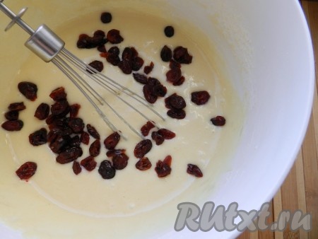 Добавить муку с разрыхлителем, перемешать в однородную массу без комочков, добавить клюкву, перемешать.