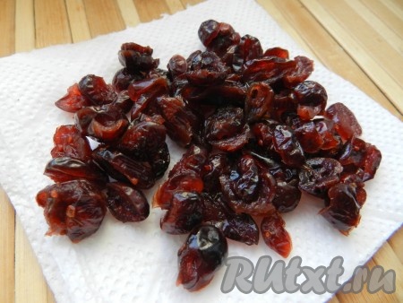 Клюкву вымыть, залить кипятком на 1 минуту. Воду слить, ягоды обсушить на салфетке.