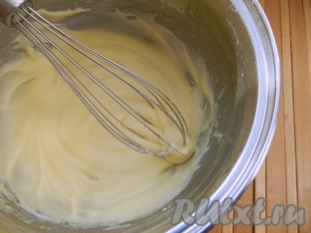 Влить молоко и энергично размешивать венчиком, пока не получится однородная густая масса, по консистенции похожая на сгущенное молоко.