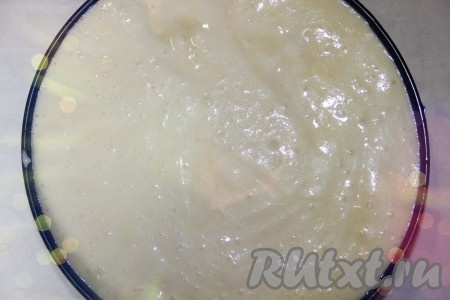 На корж вылить начинку и отправить наш будущий торт "Птичье молоко" в холодильник до полного застывания.
