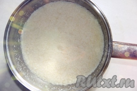 Готовим начинку.
Желатин замочить в 150 граммах холодного молока.