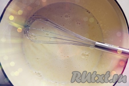 Яйца разделить на желтки и белки. Желтки растереть с мукой и оставшимися 100 граммами теплого молока.
