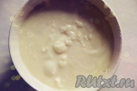 Полученную желтковую смесь поставить на водяную баню и &nbsp;варить до загустения, постоянно помешивая. Следить, чтобы в смеси не образовались комочки. Отдельно взбить мягкое сливочное масло с сахарной пудрой и смешать с остывшей желтковой массой.
