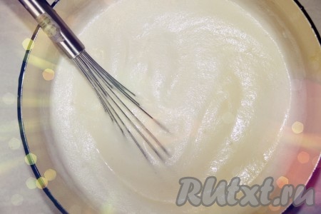 Белки взбить с щепоткой соли. Замоченный желатин растворить на медленном огне, не доводя до кипения. Взбитые белки и растопленный желатин аккуратно добавить в основную массу, вымесить ее до однородного состояния.
