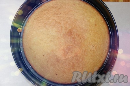 Бисквитный корж обрезать по кругу, чтобы образовалась небольшая щель между коржом и бортиком формы. По желанию бисквит можно пропитать любым сиропом или молоком.
