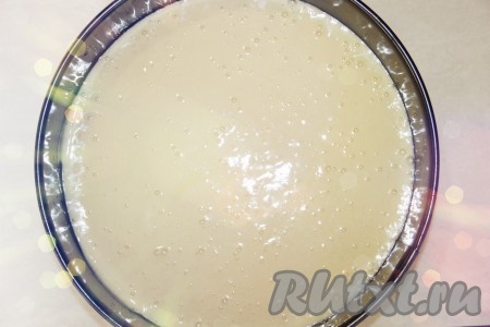 Яйца взбить с сахаром. Постепенно добавить в яично-сахарную смесь муку с разрыхлителем. Полученную массу вылить в форму для запекания, отправить в разогретую до 180 градусов духовку на 20 минут. Готовый бисквитный корж остудить.
