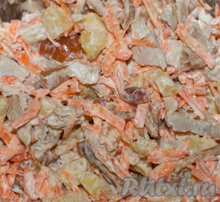 Смешайте все продукты с майонезом.