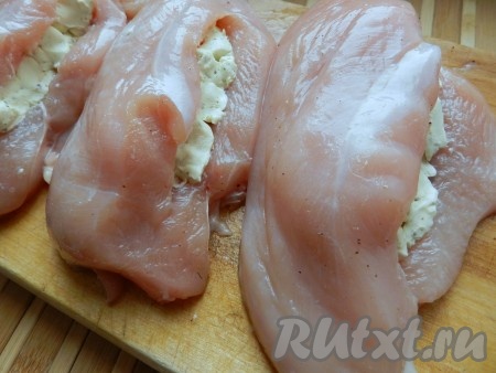 Внутри каждого филе сделать боковой разрез и вставить туда кусочек сыра. Затем разрез можно сколоть зубочистками.