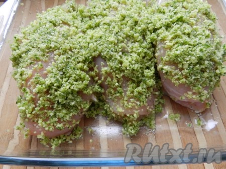 Форму для выпечки немного смазать растительным маслом. Куриные филе обмазать ореховой панировкой и уложить в форму. Основное количество панировки лучше разложить поверх куриного мяса.