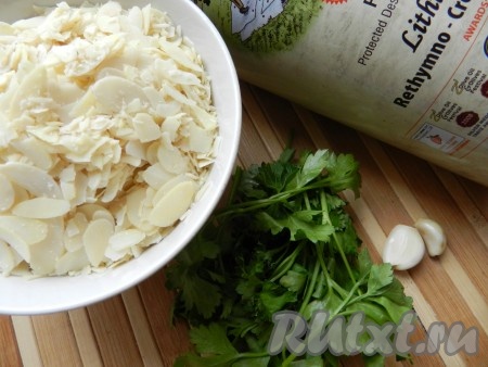 Для приготовления панировки вымыть и обсушить петрушку, очистить чеснок. Я использовала для панировки миндаль, нарезанный на лепестки, но можно взять любые орехи, которые у вас есть (арахис, лесной орех, грецкие орехи и т.д.), порубив их достаточно мелко.