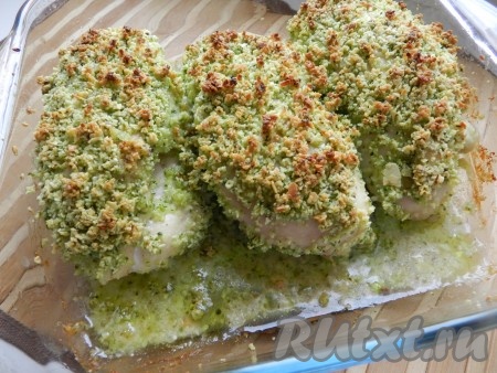 Запекать куриное филе в ореховой панировке в разогретой до 200 градусов духовке 30 минут.