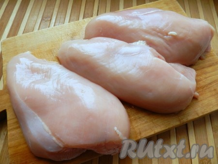Куриное филе вымыть и обсушить, немного посолить и поперчить.