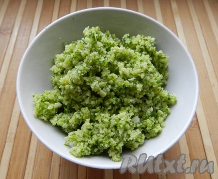 Петрушку нарезать, чеснок пропустить через пресс. Сложить в блендер орехи, чеснок и петрушку, добавить растительное масло, пробить блендером до однородности (если нет блендера, можно пропустить всё через мясорубку) и ореховая панировка готова.