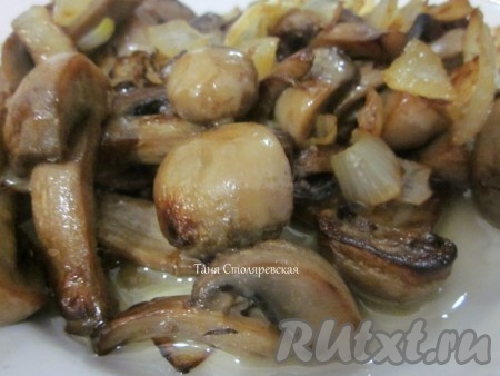Грибы обжарить с луком.