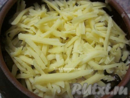 Поставить в неразогретую духовку фрикадельки в горшочках, включить температуру 180-200 градусов на 40-минут. Я проверила готовность картошки ножом, она была практически, готова. Посыпать сверху натёртым на тёрке сыром и поставить ещё минут на 10-15.
