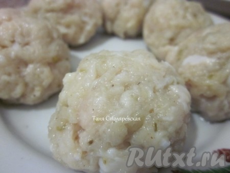 Из куриного фарша слепить фрикадельки.
