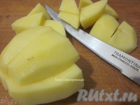 Картофель порезать кубиками и положить в горшок