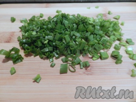 Свежую зелень (у меня - зелёный лук и укроп) вымыть, немного обсушить, мелко нарезать.
