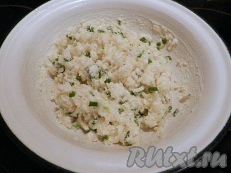 Перемешать до однородности и картофельно-творожная масса для формирования котлет готова.