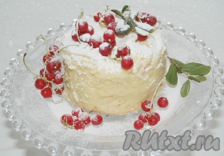 Поставить очень вкусные бисквитные пирожные, приготовленные с масляным кремом, в прохладное место на несколько часов для пропитки. Перед подачей украсить по своему усмотрению (я украсила красной смородиной и листиками брусники, а сверху посыпала сахарной пудрой).
