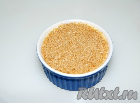 Перед подачей можно сверху насыпать коричневый сахар и разровнять.