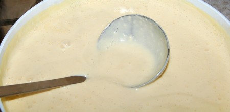 Затем всю массу перелить обратно в сковородку и снова довести до кипения на небольшом огне, помешивая, но не кипятить. Это делается для загустения массы.