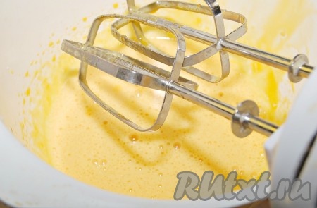 Аккуратно отделить желтки от белков. Белки в этом рецепте нам не понадобятся. В отдельной ёмкости слегка взбить желтки миксером. Достаточно взбивать 1-2 минуты, не больше.