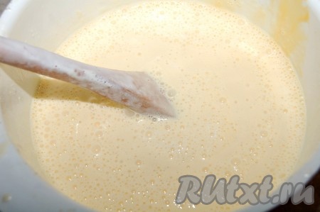 Горячие сливки со сковородки тонкой струйкой влить в желтки, постоянно помешивая.