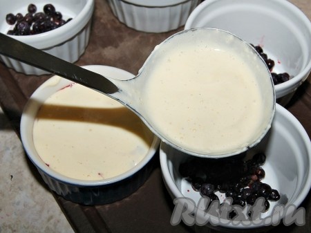 Получившуюся яично-сливочную массу разлить по формочкам. Затем все формочки вынести в холодное место (можно поставить в холодильник, балкон, но не на мороз).