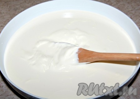 Смешать в сковородке все сливки, всыпать сахарную пудру. Поставить на огонь, довести до кипения и держать на маленьком огоньке, при постоянном помешивании, 5 минут (до загустения).