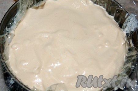 Разровнять слой крем-брюле.