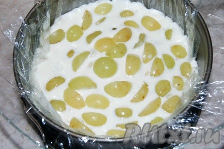 Поверх пломбира выложить слой винограда. Если ягоды крупные, их можно разрезать. Косточки вынуть.

