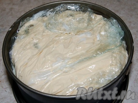 Добавить оставшийся пломбир, разровнять поверхность и сверху закрыть пищевой пленкой. Убрать в морозилку. В морозилке такой торт может храниться несколько месяцев.
