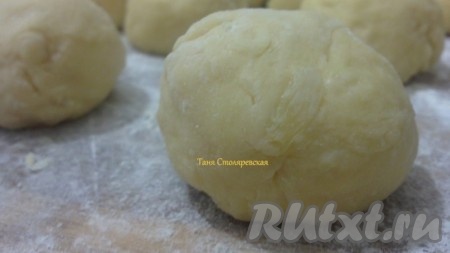 Тесто скатать в колбаску, порезать на кусочки и скатать из них шарики. Они не должны быть большими