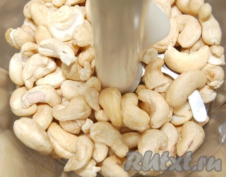 Насыпать орехи в блендер.